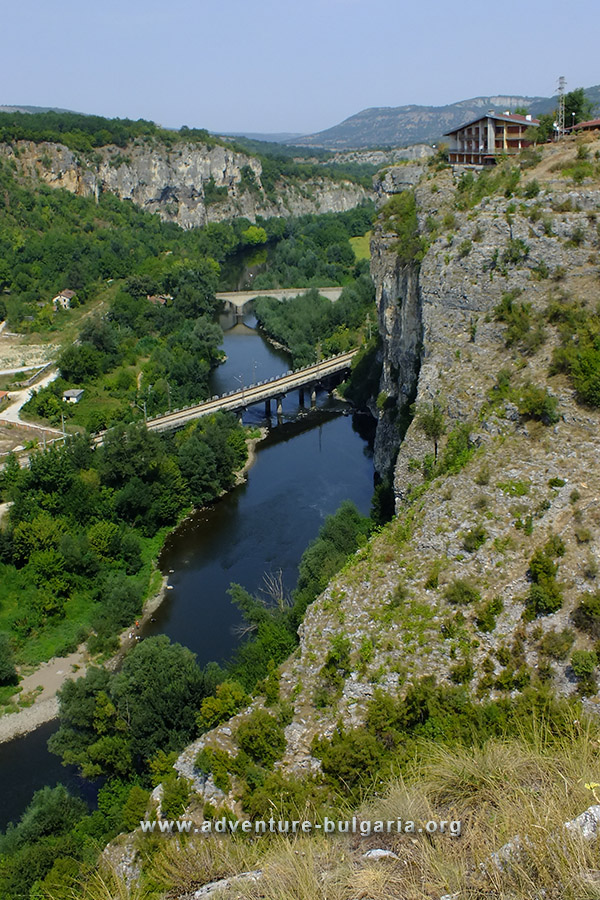 Пещерен дом Карлуково